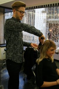 Bild Damian beim Stylen