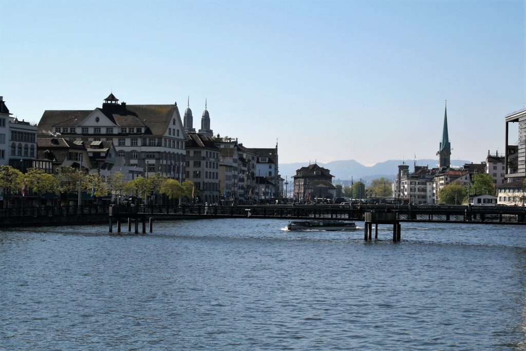 Bild mit Blick von der Bahnhofsbrücke bis zum Zürichsee