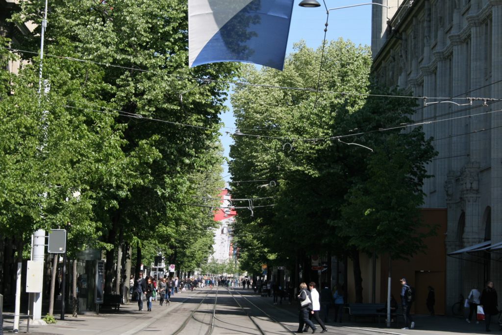 Bild vom Paradeplatz Richtung HB der Bahnhofstrasse