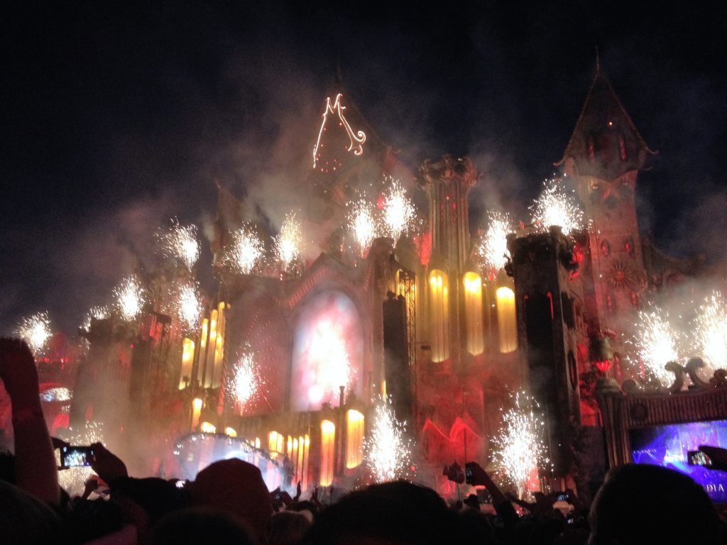 Bild von der Mainstage am Tomorrowland Festival 2015