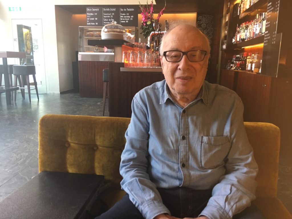 Bild vom Filmkritiker Benny Furth beim Interview