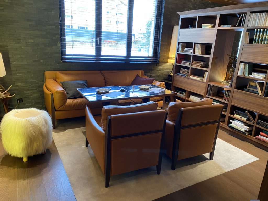 Bild des Fumoirs im Hotel Schweizerhof Zermatt