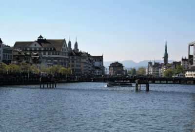 Bild mit Blick von der Bahnhofsbrücke bis zum Zürichsee