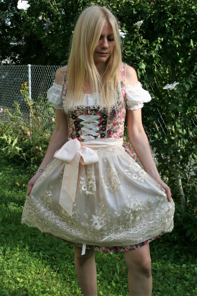 Bild von Daphne Oktoberfest im Kürger Dirndl Modell 41425