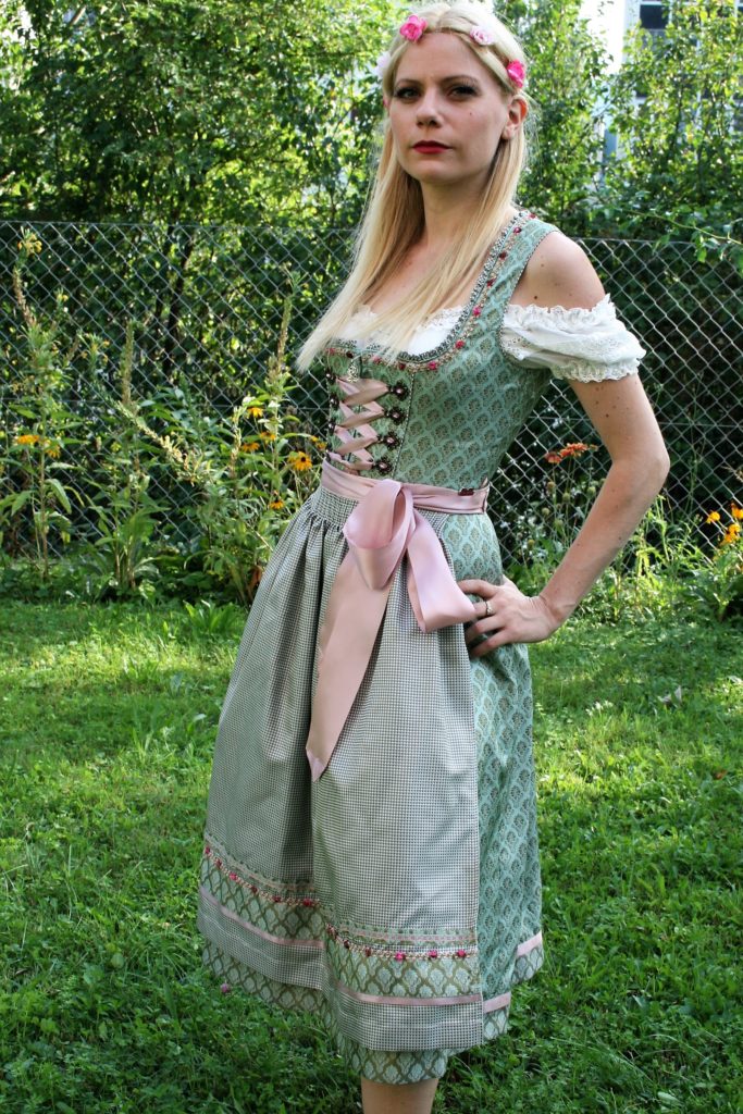Bild von Daphne Oktoberfest im Kürger Dirndl Modell 44577