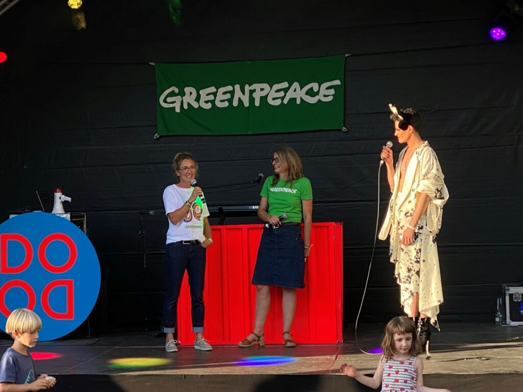 Bild von Soya the Cow und 2 Mitarbeiterinnen von Greenpeace am 50 Jahre Jubiläum von Greenpeace