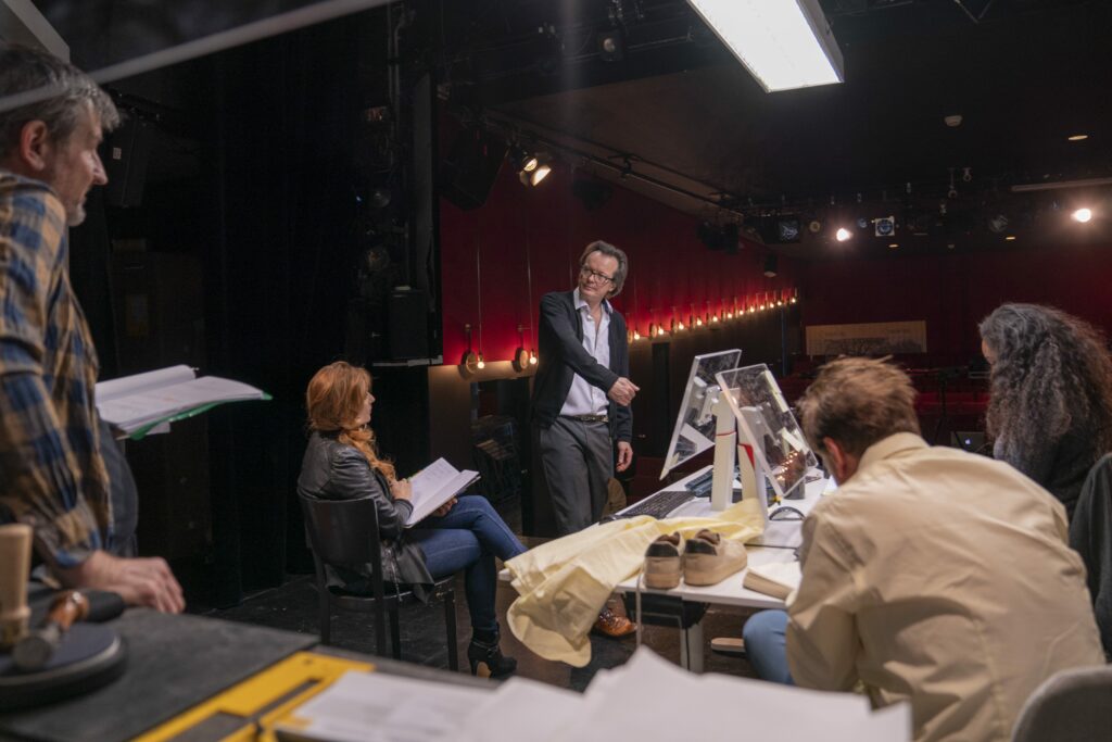 Bild von Pascal Ulli beim Regie führen