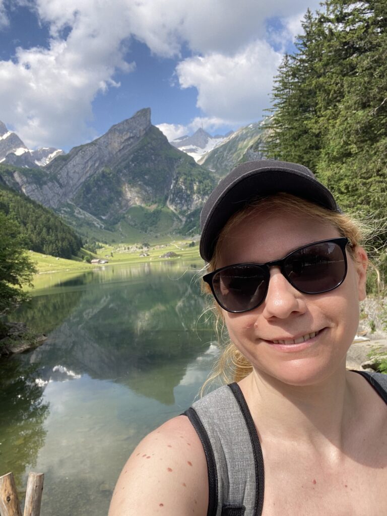 Bild von Daphne Chaimovitz vor dem Seealpsee