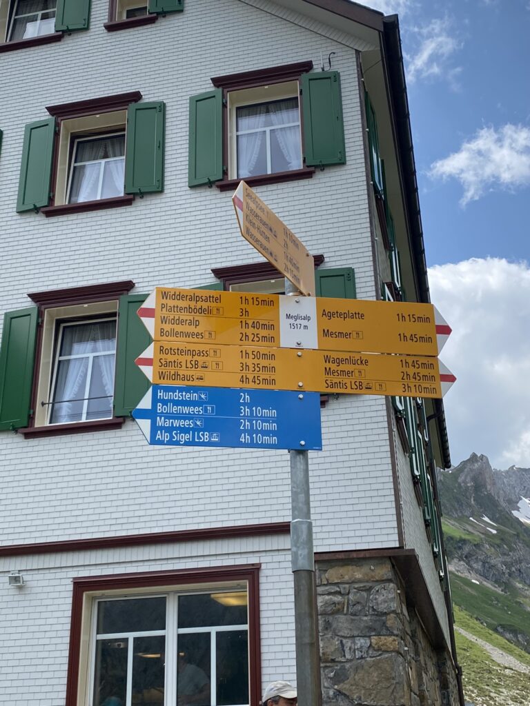 Bild des Wegweisers auf der Meglisalp
