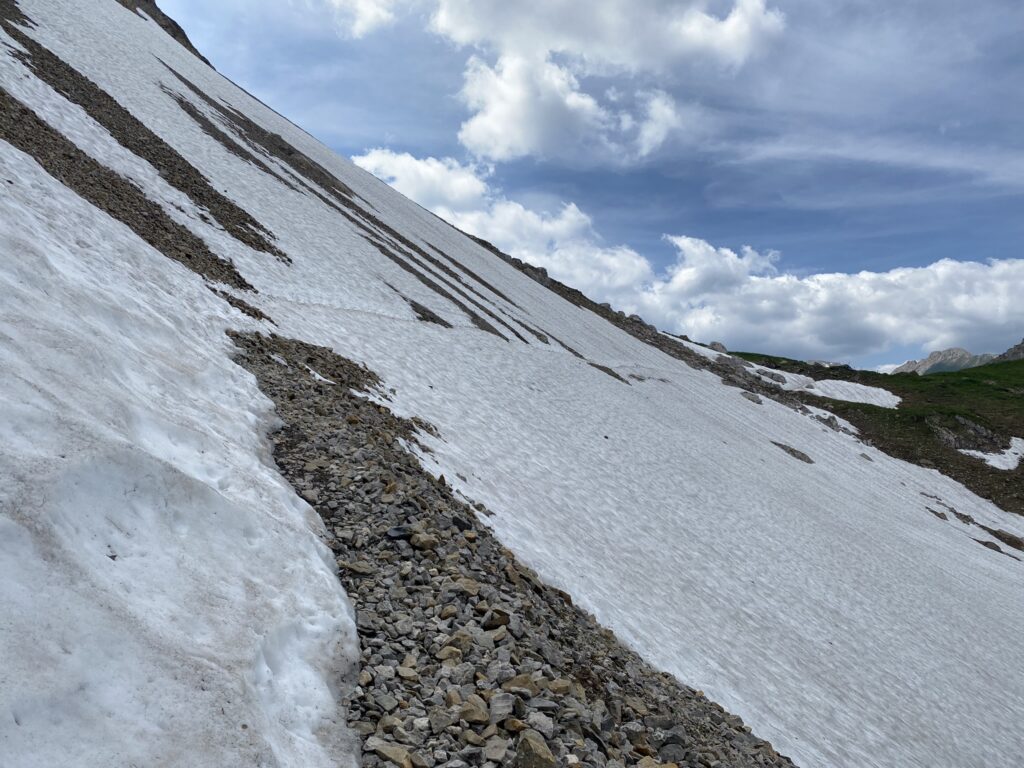 Bild vom Schnee auf dem Widderalpsattel