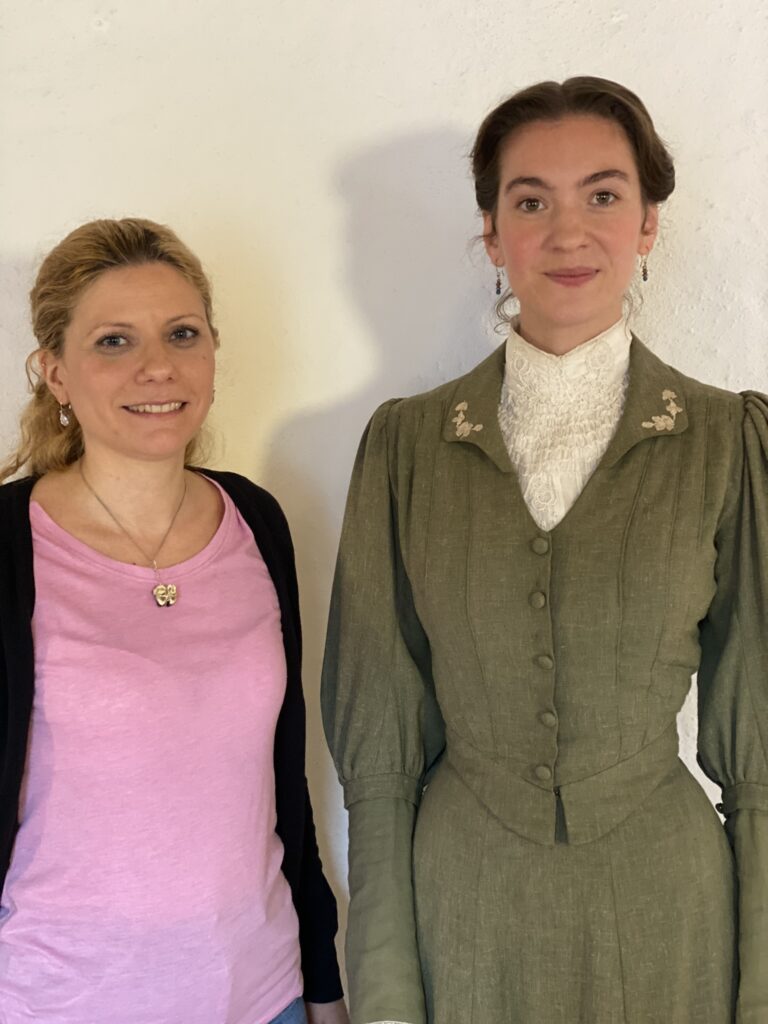 Bild von Daphne Chaimovitz und Julia Buchmann am Filmset-Besuch «Friedas Fall»