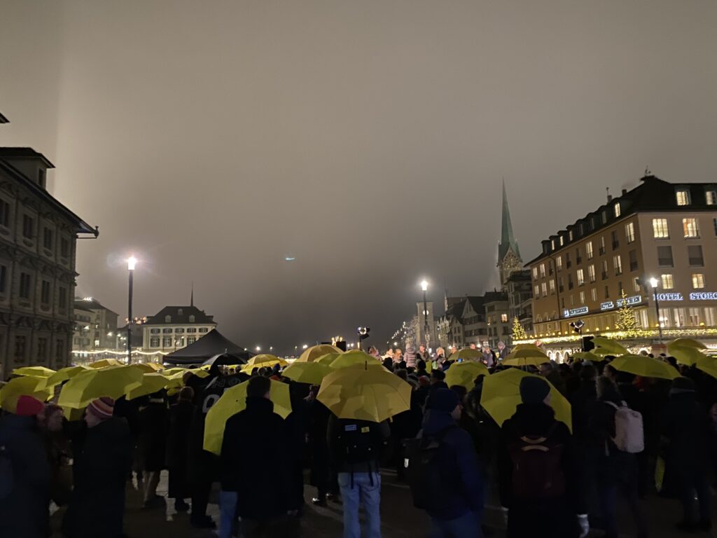 Bild von der Kundgebung mit Überlebenden