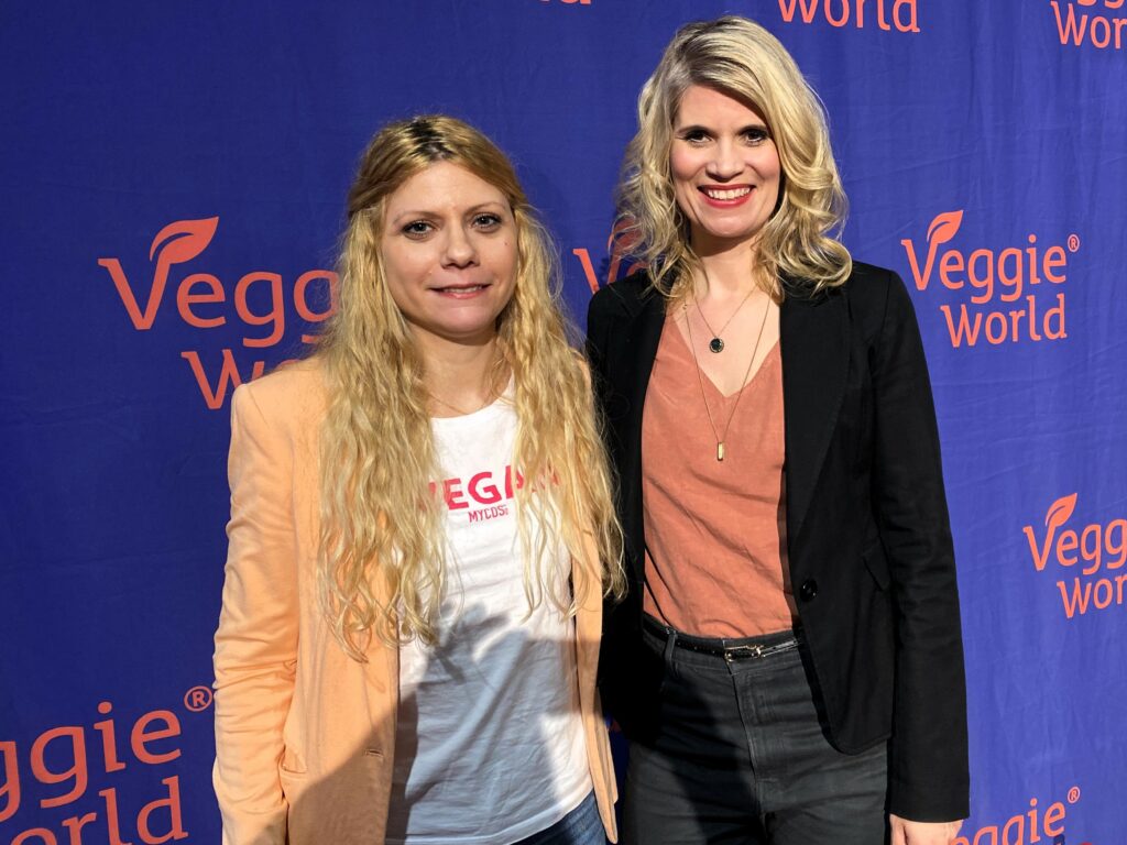 Bild von Daphne Chaimovitz und Katharina Knoll an der VeggieWorld 2024