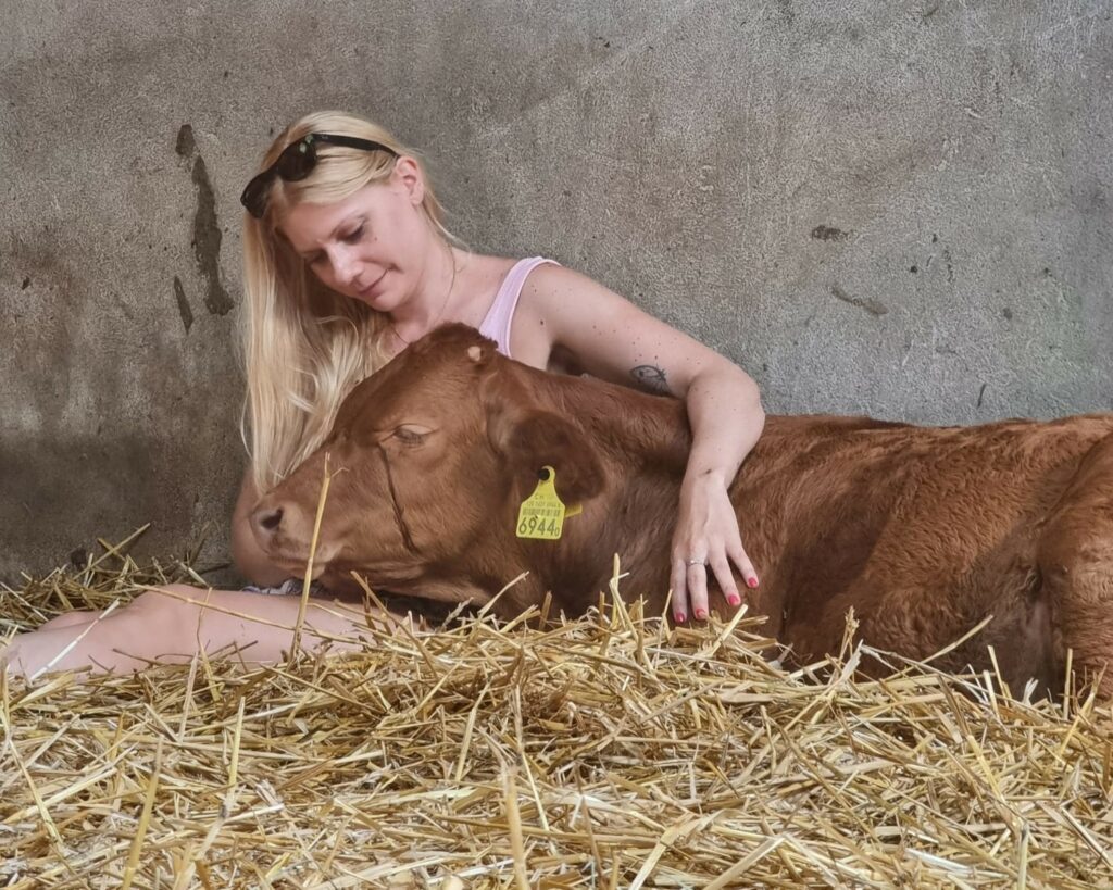 Bild von Daphne Chaimovitz und Kälbchen Arus