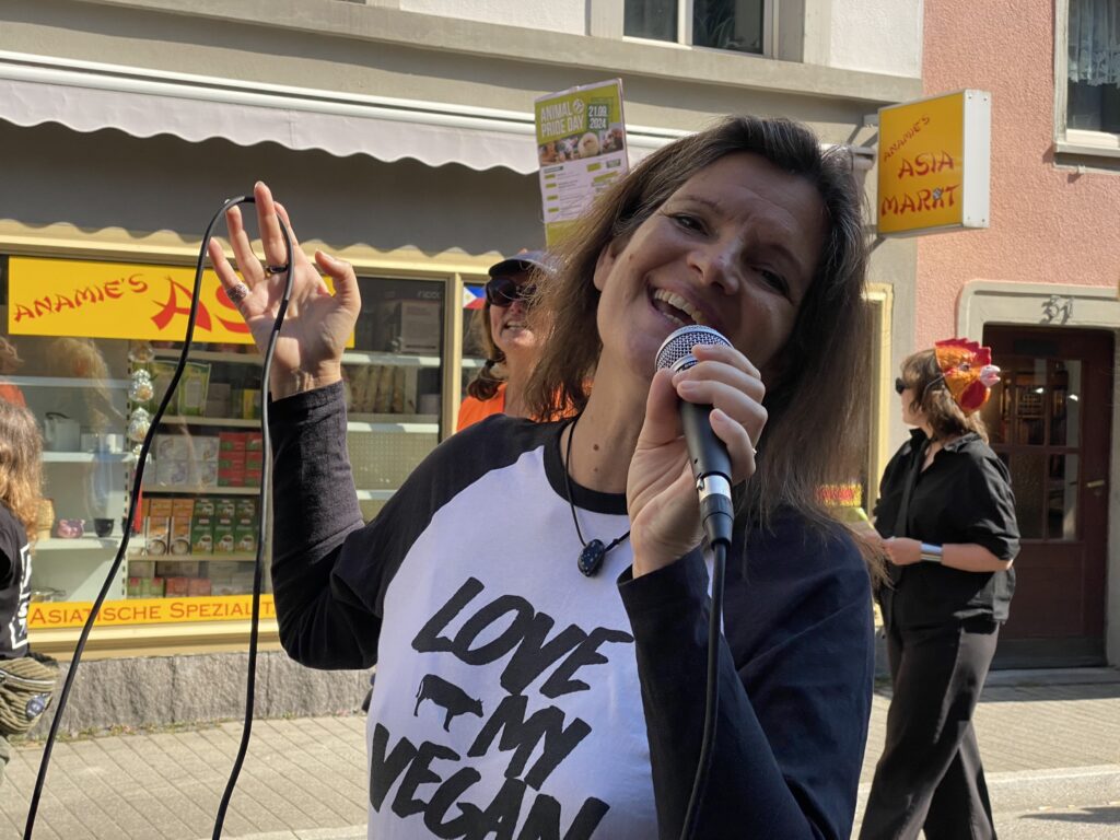 Bild von Liedermacherin Nette an der Animal Pride Day