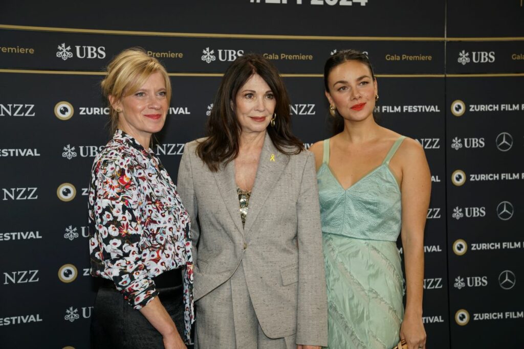 Bild von Caroline Peters, Iris Berben und Janina Uhse