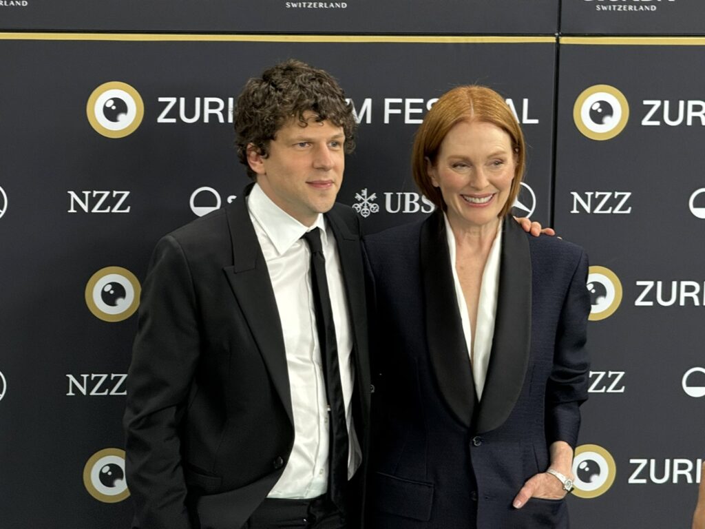 Bild von Julianne Moore und Jesse Eisenberg
