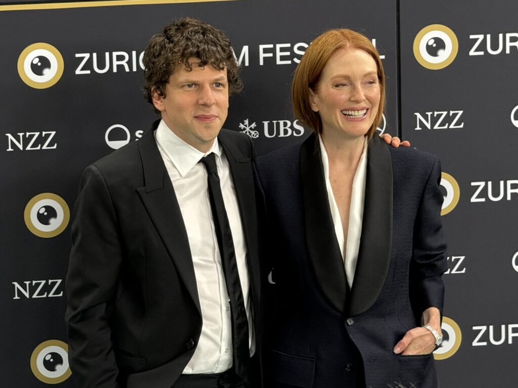 Bild von Julianne Moore und Jesse Eisenberg