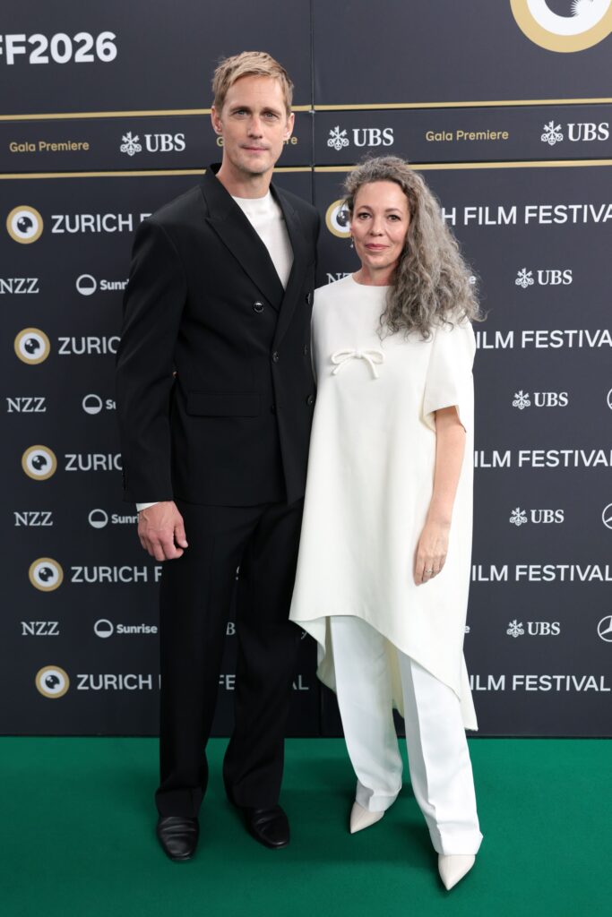 Bild von Olivia Colman und Alexander Skarsgård 